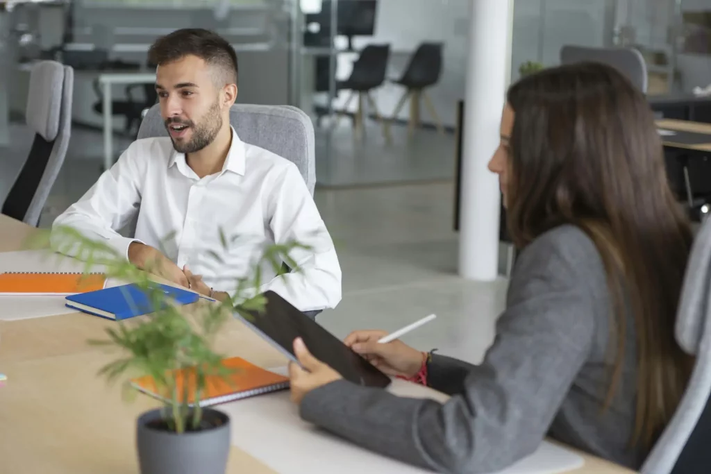 Gente trabajando en espacio coworking agarra aire